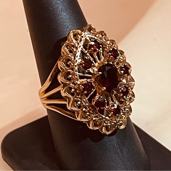 ♥️Stunning 375 Yellow Gold European Antique Filigree Garnet Dinner Ring! - Picture 3 of 16